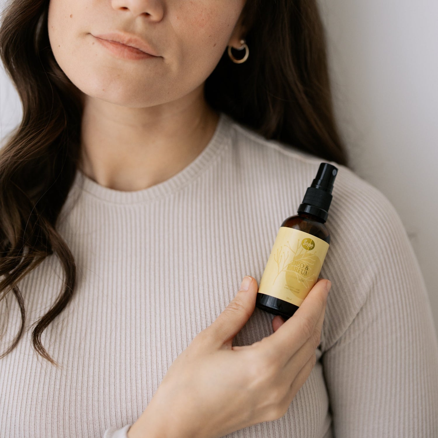 Luonnollinen nainen ja Sopon Golden Vibe Deo & Parfum