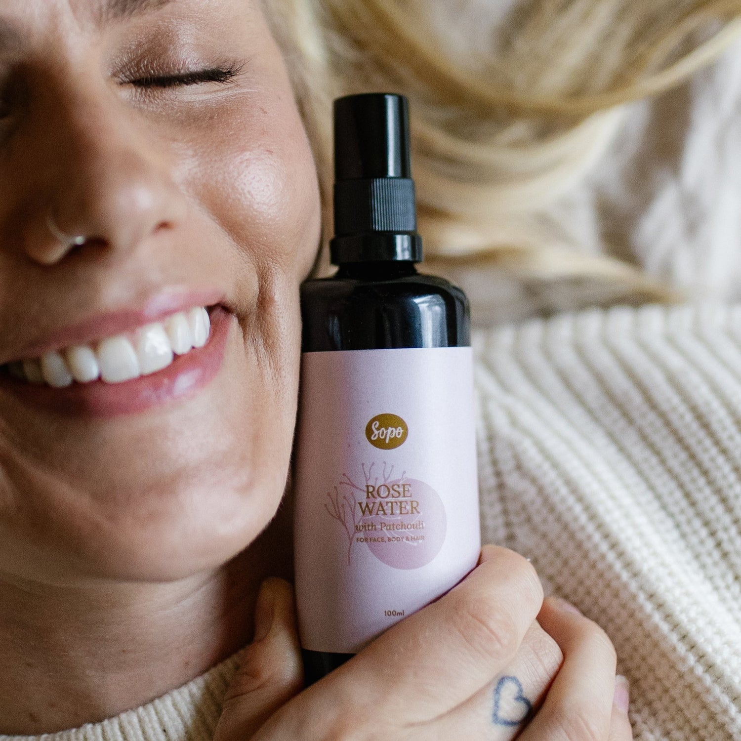 Sopon ruusuvesi sähköisille hiuksille ja nainen