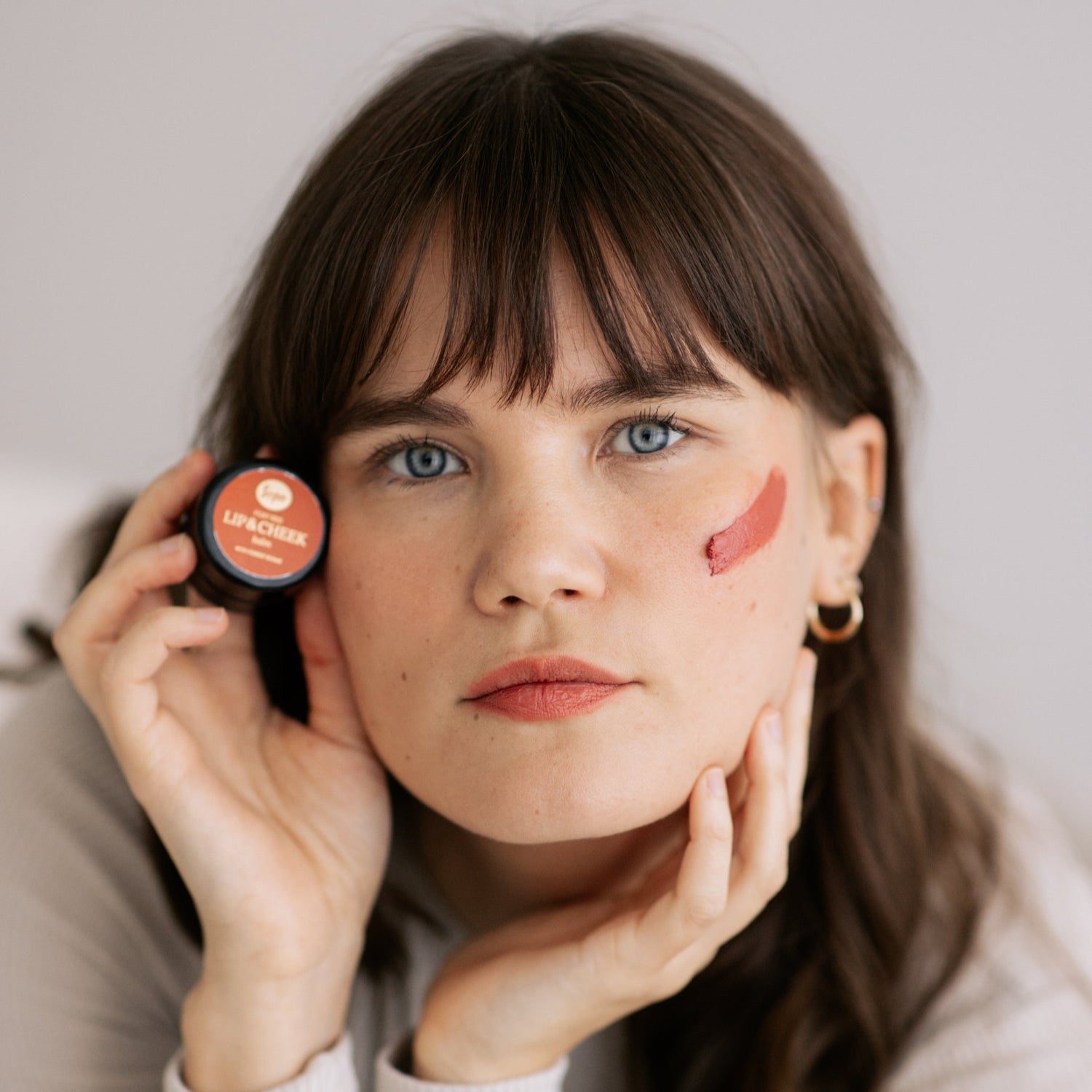 Luonnollinen nainen Sopo Lip Cheek Balm poskella