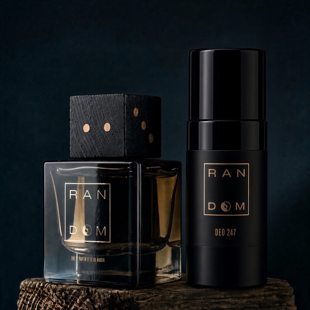 RANDOM Eau de Parfum -pullo ja RANDOM DEO 24/7 tummalla taustalla