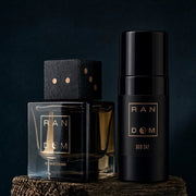 RANDOM Eau de Parfum -pullo ja RANDOM DEO 24/7 tummalla taustalla