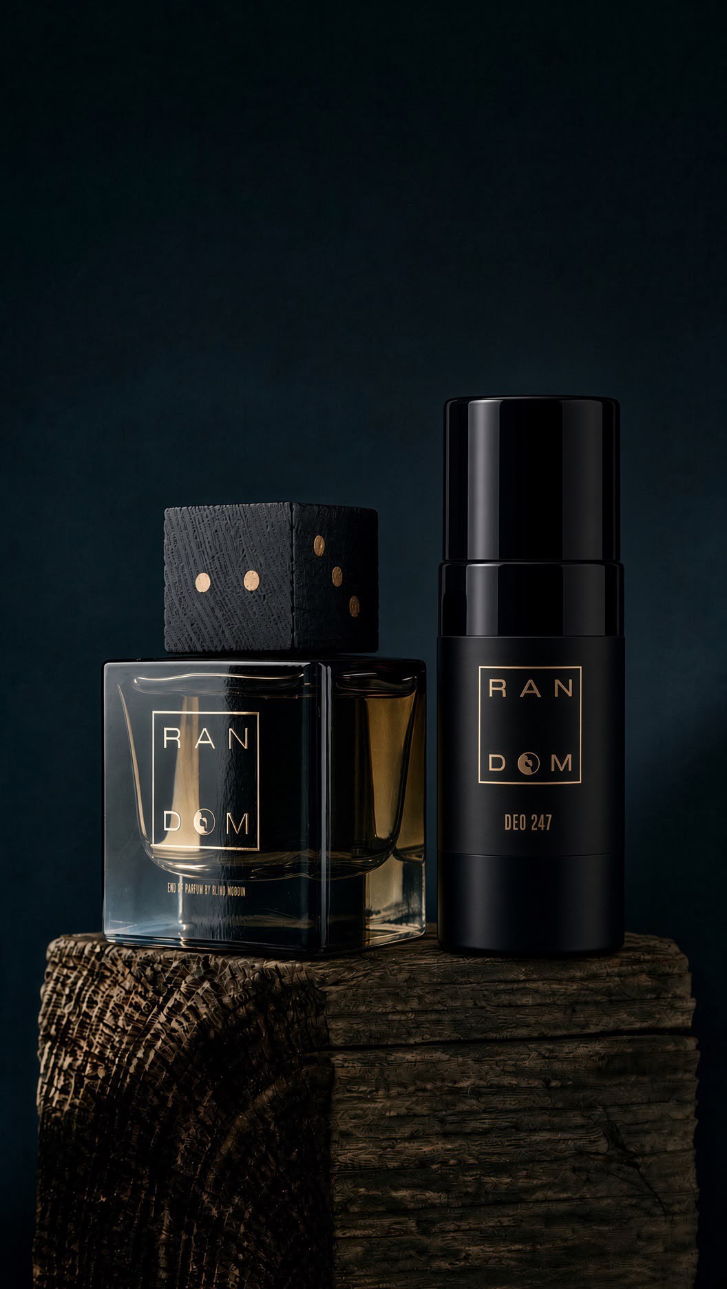 RANDOM Eau de Parfum -pullo ja RANDOM DEO 24/7, pystykuva